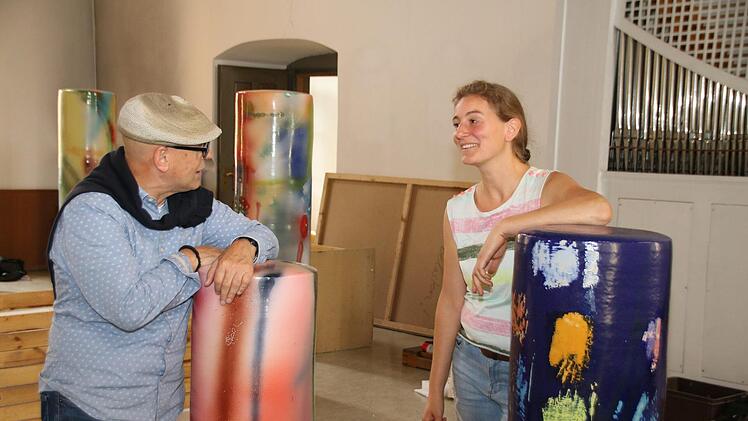 Kleine Pause beim Aufbau der Ausstellung: Stefanie Brehm unterhält sich mit Thomas Pfarr über die Entstehung ihrer Kunstwerke. Thomas Malz