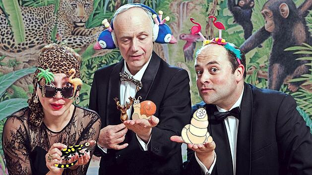 Aline Joers, Patrick L. Schmitz und Franz Tr&ouml;ger (von links) alias die "Musenwunder" widmen sich den tierischen Wundern.  Foto: Klaus Barnickel