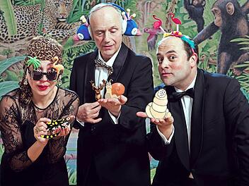 Aline Joers, Patrick L. Schmitz und Franz Tröger (von links) alias die "Musenwunder" widmen sich den tierischen Wundern.  Foto: Klaus Barnickel