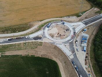 Erster Beton-Kreisverkehr Oberfrankens entsteht bei Buttenheim