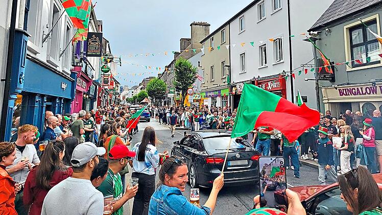 In den Stra&szlig;en von Castlebar herrscht Ausnahmezustand: Die Fu&szlig;baller haben nach 75 Jahren das Finale gewonnen.Daniela K&ouml;berlein
