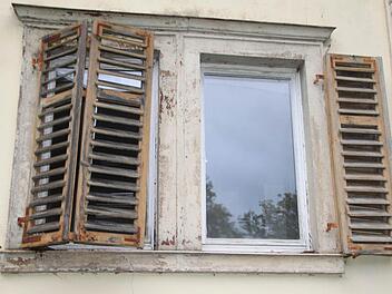 Noch herrscht hinter den Fenstern der Villa Maria Trostlosigkeit. Fotos: Ulrike Müller