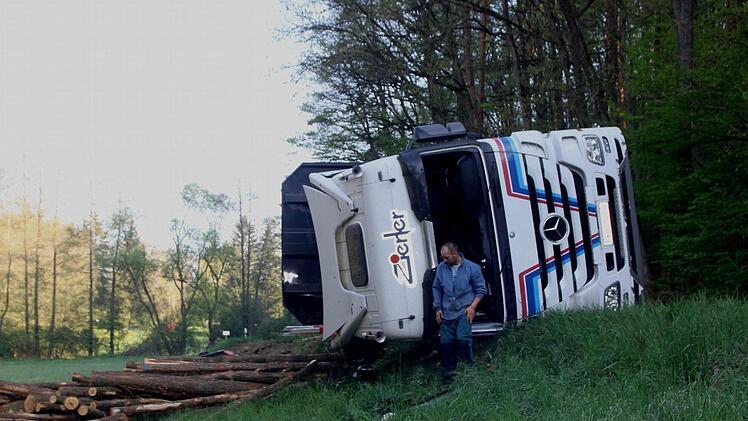 Ein Sattelzug mit Holzladung legte sich am Freitagmorgen zwischen Dörflis und Neubrunn auf die Seite Foto: Günther Geiling