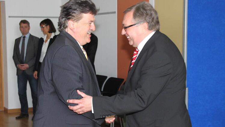 ... gratuliert dem Nachfolger von Manfred Huhs, der nicht mehr im Kreistag vertreten ist.