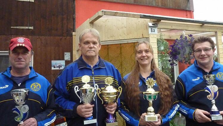 Die erfolgreichsten Kegler (von links): Vize-Clubmeister Helmut Schmittroth, Siegfried Dill, Clubmeister und Schnittbester der 1. Mannschaft, Anja Weissenberger, Schnittbeste der Runde in der 2. Mannschaft, und Gerd Reuter, Dritter bei den Clubmeisterschaften. Foto: J. Keul