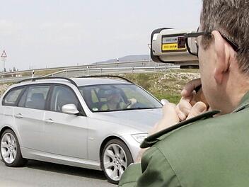 Auch außerhalb der Schwerpunktkontrollen nimmt die Polizei Raser ins Visier.  Foto: Josef Hofbauer