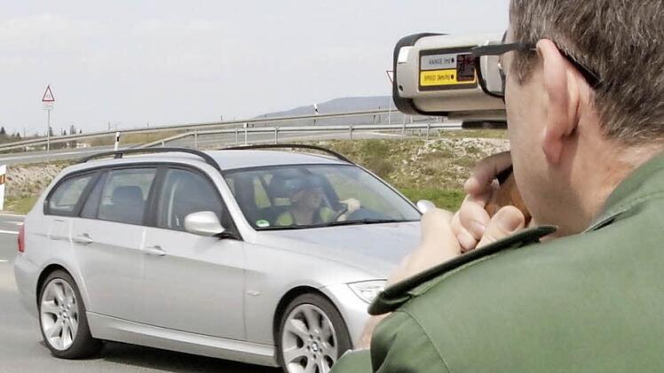 Auch außerhalb der Schwerpunktkontrollen nimmt die Polizei Raser ins Visier.  Foto: Josef Hofbauer
