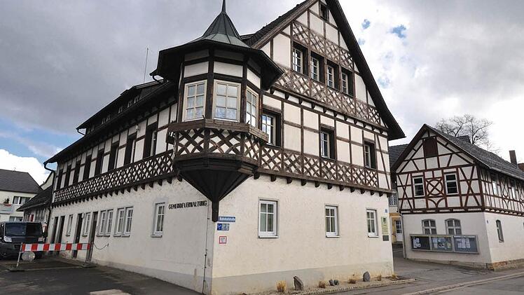 Das Rathaus von Meeder kann sich sehenlassen.  Fotos: Harald Koch