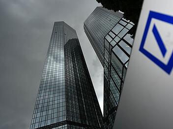 Dunkle Wolken über der Zentrale der Deutschen Bank in Frankfurt am Main. Doppelbuchungen sorgen gerade für mächtig Trubel. Foto: Arne Dedert/dpa