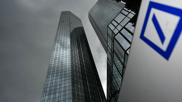 Dunkle Wolken über der Zentrale der Deutschen Bank in Frankfurt am Main. Doppelbuchungen sorgen gerade für mächtig Trubel. Foto: Arne Dedert/dpa