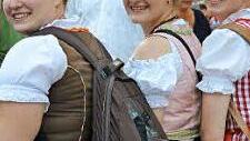 Die Dirndl-Mädels waren so süß, da fiel der Rucksack gar nicht auf!