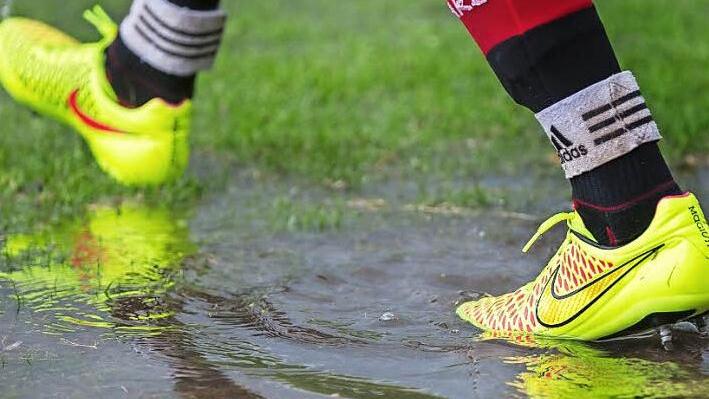 Der Niederschlag der vergangenen Tage hat den Plätzen in der Region zugesetzt, es drohen etliche Spielabsagen: Unbedingt kicken möchte aber die SG Pinzberg/Gosberg in der A-Klasse 3 gegen Pretzfeld.  Foto: Ruprecht