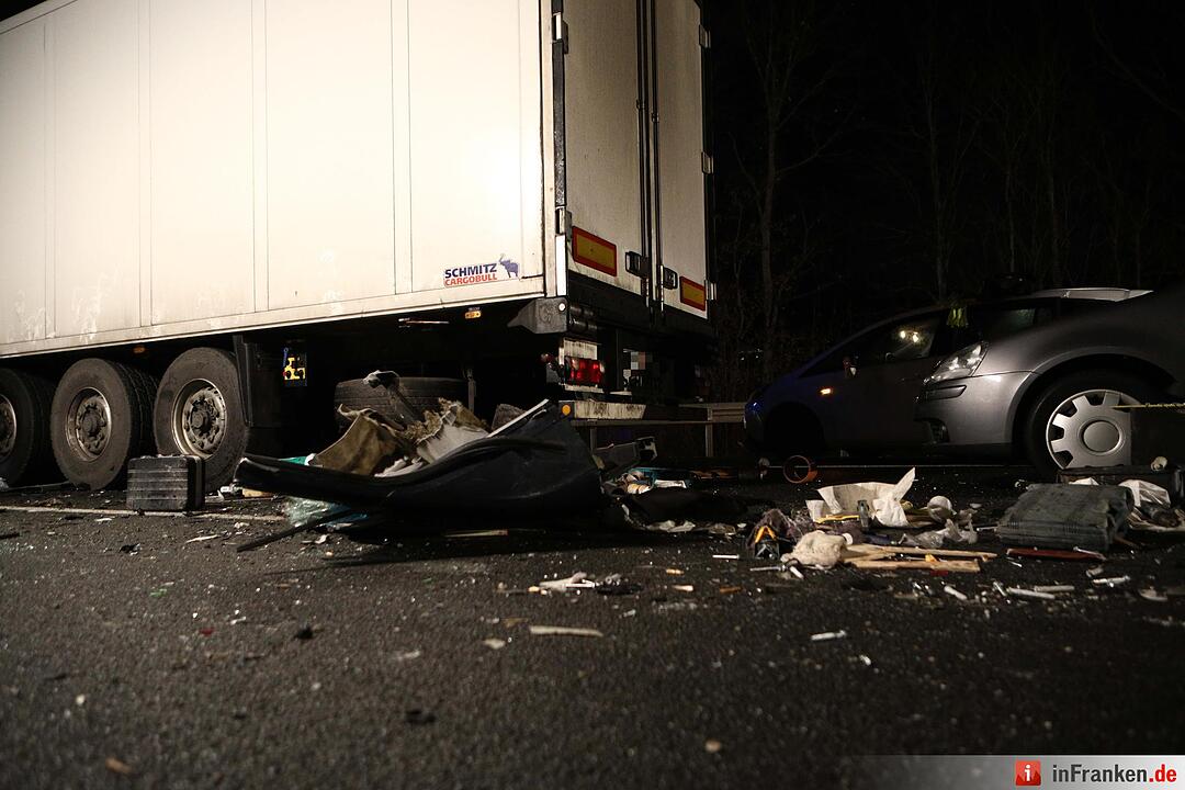 Kleintransporter prallt auf A9 auf Stauende – Ein Toter, ein Schwerverletzter