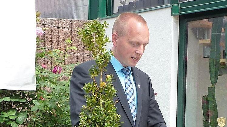 Bürgermeister Thomas Löffler dankte den Windheimer Hobbygärtnern für ihr ehrenamtliches Engagement. Foto: Gerd Fleischmann