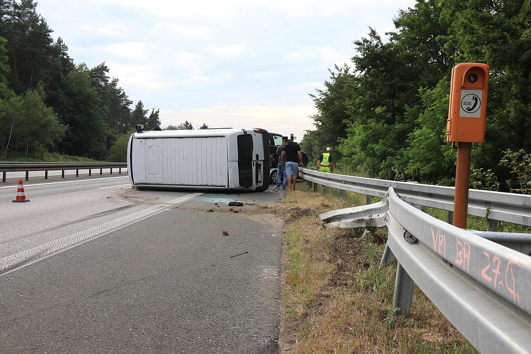 Transporter mit Anhänger kippt auf A73 bei Bamberg um