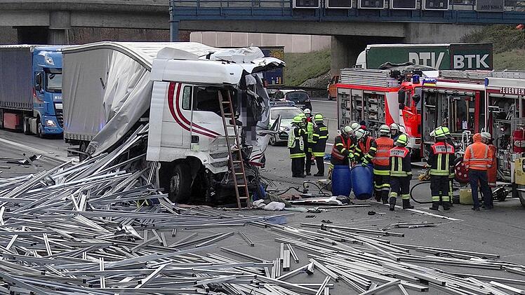 Ein Lkw-Fahrer ist bei einem Unfall afu der A3 ums Leben gekommen.  Foto: Carsten Rehder dpa/lnoFoto: Berthold Diem