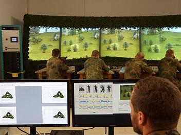 Der Computer wertet jeden Schuss aus, den die Soldaten am Simulator abgeben.Foto: Arkadius Guzy