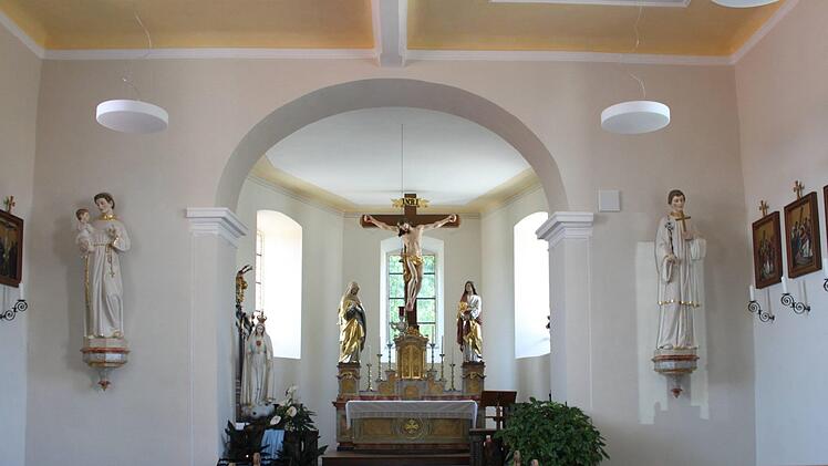 Blick ins Innere der Kreuzkapelle nach fast abgeschlossener Sanierung. Es gibt nun auch eine Bankheizung.