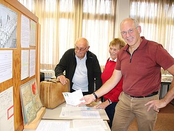 Zu seinem Vortrag über die erste Hälfte des 20. Jahrhunderts hatte Lehrer Werner Seitz (rechts) unter anderem seine Eltern Heinrich und Dorothea Seitz als Zeitzeugen mitgebracht. Heinrich Seitz ist 91 und besuchte das Bad Kissinger Gymnasium. Foto: Ralf Ruppert