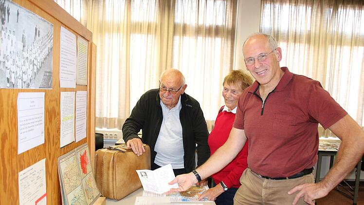 Zu seinem Vortrag über die erste Hälfte des 20. Jahrhunderts hatte Lehrer Werner Seitz (rechts) unter anderem seine Eltern Heinrich und Dorothea Seitz als Zeitzeugen mitgebracht. Heinrich Seitz ist 91 und besuchte das Bad Kissinger Gymnasium. Foto: Ralf Ruppert