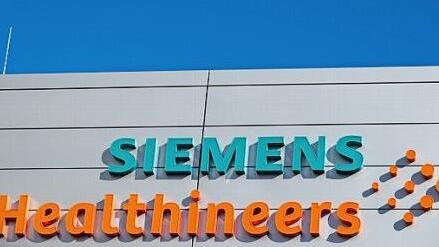 Die Corona-Pandemie hat selbst die Gesch&auml;ftes des Medizintechnik-Konzerns Siemens Healthineers gebremst. Unter anderem mit neuen Antigen-Tests will das Unternehmen im kommenden Gesch&auml;ftsjahr aber wieder deutlich wachsen. Foto: Daniel Karmann, dpa