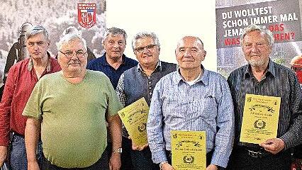 Ehrungen 40 und 50 Jahre Mitglied (von links): Kommandant Michael Kuhn, Ernst Hofmann, Herbert M&uuml;ller, Paul Semsch, Dietmar Schmitt, Bruno Schindelmann, Christian Duda sowie Vorsitzender Thorsten Duda