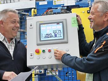 Rudolf Dorsch (rechts) führt im Beisein von Matthias Hofmann am Bedienterminal einer Cordschneideanlage einen Funktionstest durch.