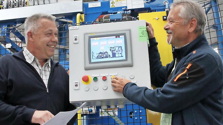 Rudolf Dorsch (rechts) führt im Beisein von Matthias Hofmann am Bedienterminal einer Cordschneideanlage einen Funktionstest durch.