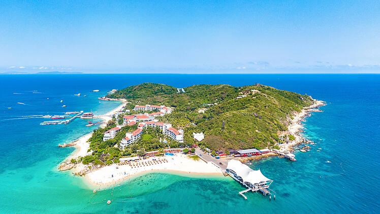 Wuzhizhou Island Sanya Hainan China Tourismusbranche Reiseziele Strandurlaub Tropisches Paradies Wassersport Schnorcheln Tauchen Resort Luxusurlaub Touristen Besucherzahlen Infrastruktur Hochsaison Urlaubsziel S&uuml;dchinesisches Meer Inselparadies Freizeitangebote Visafreiheit Wirtschaftswachstum Binnennachfrage Reiseindustrie Servicequalit&auml;t Regulierung Tourismusminister Sun Yeli Volksrepublik Strand
