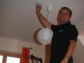 Ein Mal im Monat überprüft Bezirkskaminkehrermeister Stefan Groh in seinem Haus  in Schwarzach die Rauchmelder. Schon mehrmals konnten die kleinen Geräte einen Brand verhindern. Fotos: Sonja Adam