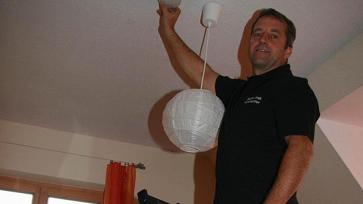 Ein Mal im Monat überprüft Bezirkskaminkehrermeister Stefan Groh in seinem Haus  in Schwarzach die Rauchmelder. Schon mehrmals konnten die kleinen Geräte einen Brand verhindern. Fotos: Sonja Adam