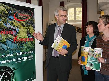 Sie setzen auf ein familienfreundliches Ludwigsstadt (von links): Bürgermeister Timo Ehrhardt, Bärbel Schneider und Manja Hünlein. Foto: Veronika Schadeck