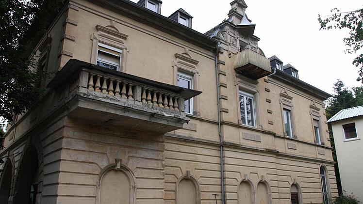 Dieses Wohnhaus mit Bootshalle, Café, Schinen zur Saale und Slip-Anlage für Schiffe baute sich Andreas Lohrey im Jahr 1891.