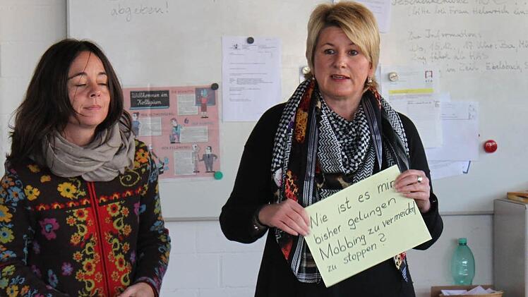 Susanne Vodde (rechts), bei einem Vortrag zu einer anderen Gelegenheit.  Foto: Archiv