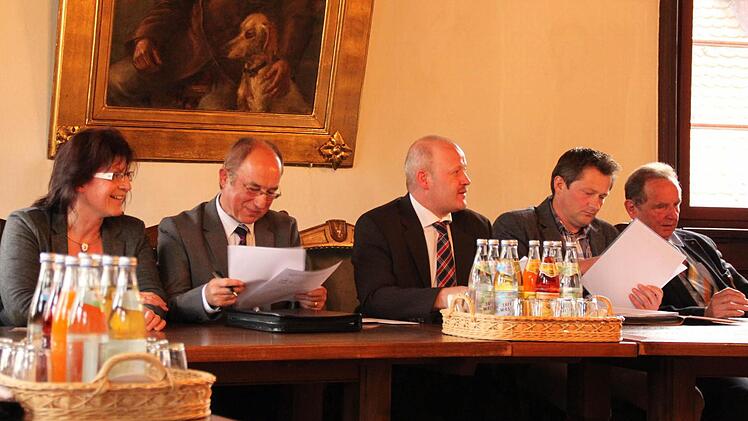 Neue Sitzordnung im Gremium, hier die CSU-Fraktion mit (von links) Roswitha Jörig, Wolfgang Herold, Andreas Pfarrdrescher, Jürgen Hagel und Walter MackertFoto: Matthias Einwag