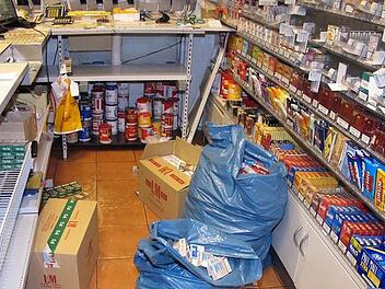 Weil sie bei ihrem Einbruch gestörten wurden, mussten die aus Georgien stammenden Einbrecher in der Nacht zum 13. März 2014 ihre Beute in der Tankstelle "Am Moos" in Neustadt bei Coburg liegen lassen. Bei anderen Tankstellen-Einbrüchen erbeuteten sie aber viel Geld und Waren.   Foto: Polizeipräsidium vom Oberfranken