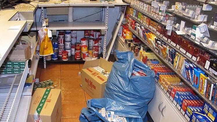 Weil sie bei ihrem Einbruch gestörten wurden, mussten die aus Georgien stammenden Einbrecher in der Nacht zum 13. März 2014 ihre Beute in der Tankstelle "Am Moos" in Neustadt bei Coburg liegen lassen. Bei anderen Tankstellen-Einbrüchen erbeuteten sie aber viel Geld und Waren.   Foto: Polizeipräsidium vom Oberfranken