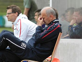 Minutenlang grübelte Norbert Schlegel nach der 2:4-Heimniederlage gegen den TSV Buchbach im letzten Saisonspiel auf seinem Trainerstuhl. Auf den FCE-Coach kommt viel Arbeit zu, um nach dem Abstieg aus der Regionalliga eine schlagkräftige Bayernliga-Mannschaft zu formen. Fotos: sportpress