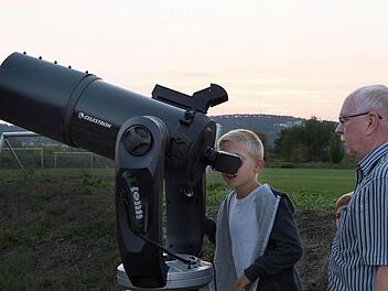 Mit Begeisterung dabei: Jonas Deifel bei der Himmelsbeobachtung am Sportzentrum. Rechts Hobby-Astronom Werner Krauß. Foto: Björn Hein