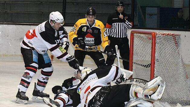 Kissingens Eugen Nold (links) kann hier zusammen mit seinem Goalie Donatas Zukovas (vorne) nicht den Siegtreffer durch Germerings Quirin Reichel (Mitte) verhindern.  Foto: Hopf