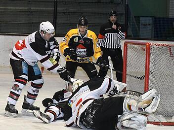 Kissingens Eugen Nold (links) kann hier zusammen mit seinem Goalie Donatas Zukovas (vorne) nicht den Siegtreffer durch Germerings Quirin Reichel (Mitte) verhindern.  Foto: Hopf