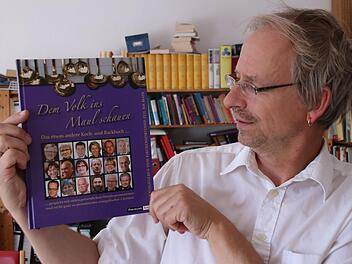 Pfarrer Hans-Christian Neiber zeigt das neue Buch.