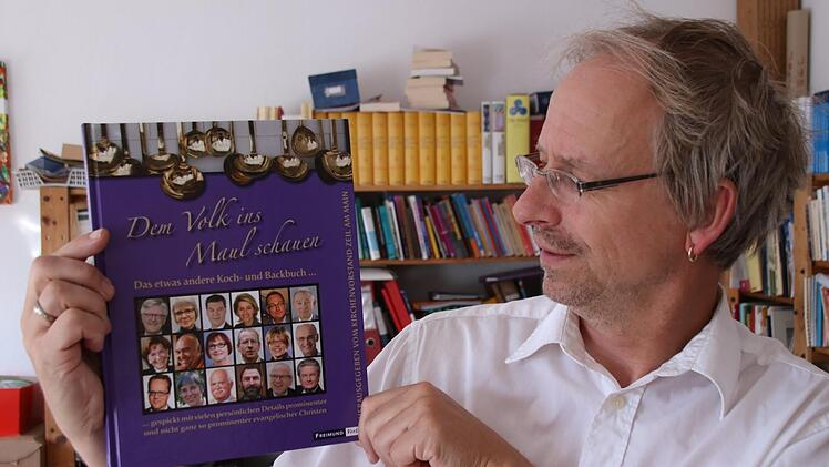 Pfarrer Hans-Christian Neiber zeigt das neue Buch.