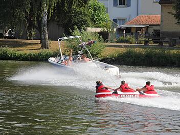 Der Main führt trotz anhaltender Trockenheit ausreichend Wasser, Schiffe und Boote können problemlos verkehren, heißt es von Seiten des Wasserstraßen- und Schifffahrtsamtes Schweinfurt. Diese Jungs nutzen das gerne aus und lassen sich von einem Motorboot über das Wasser ziehen. Gesehen bei Eltmann, kurz vor der großen Mainbrücke.
