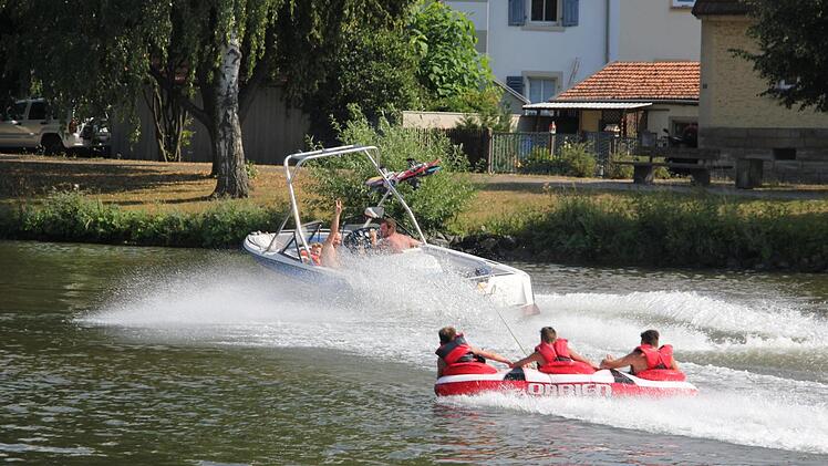 Der Main führt trotz anhaltender Trockenheit ausreichend Wasser, Schiffe und Boote können problemlos verkehren, heißt es von Seiten des Wasserstraßen- und Schifffahrtsamtes Schweinfurt. Diese Jungs nutzen das gerne aus und lassen sich von einem Motorboot über das Wasser ziehen. Gesehen bei Eltmann, kurz vor der großen Mainbrücke.