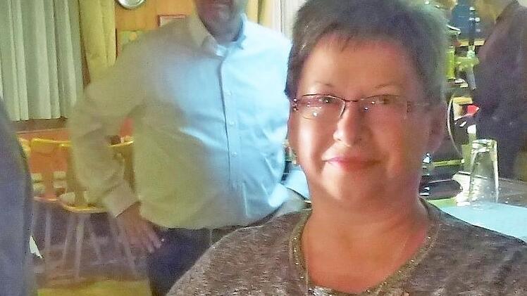 Sonja Schneider grüßt als Dritte bei den Gaumeisterschaften in der Damen-Altersklasse.