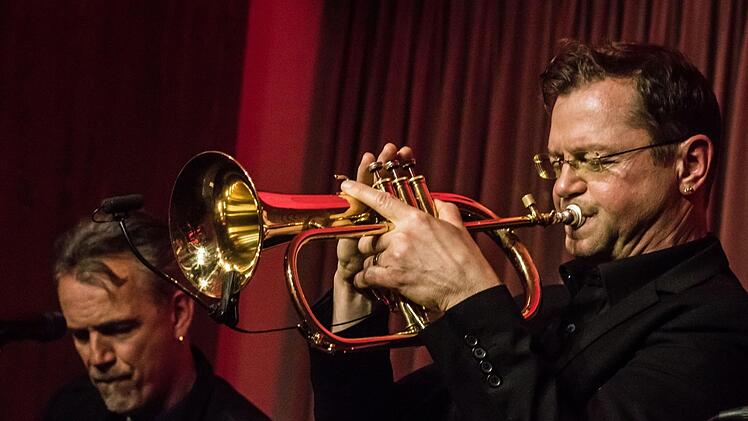 Das Jazul Duo mit Ingolf Burkhardt (Trompete und Flügelhorn) und Roland Cabezas beeindruckte sein Publikum in Coburg.Foto: Jochen Berger