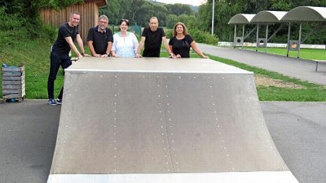B&uuml;rgermeister Martin Bernreuther, Kreisjugendpfleger J&uuml;rgen Ziegler, Jugendbeauftragte Dunja Pfaffenberger, Detlef Zenk und KJR-Vorsitzende Sabine Knobloch (von links) freuen sich, dass die neue Skateboardanlage in Thurnau verwirklicht werden konnte. Foto: privat
