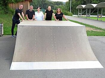B&uuml;rgermeister Martin Bernreuther, Kreisjugendpfleger J&uuml;rgen Ziegler, Jugendbeauftragte Dunja Pfaffenberger, Detlef Zenk und KJR-Vorsitzende Sabine Knobloch (von links) freuen sich, dass die neue Skateboardanlage in Thurnau verwirklicht werden konnte. Foto: privat