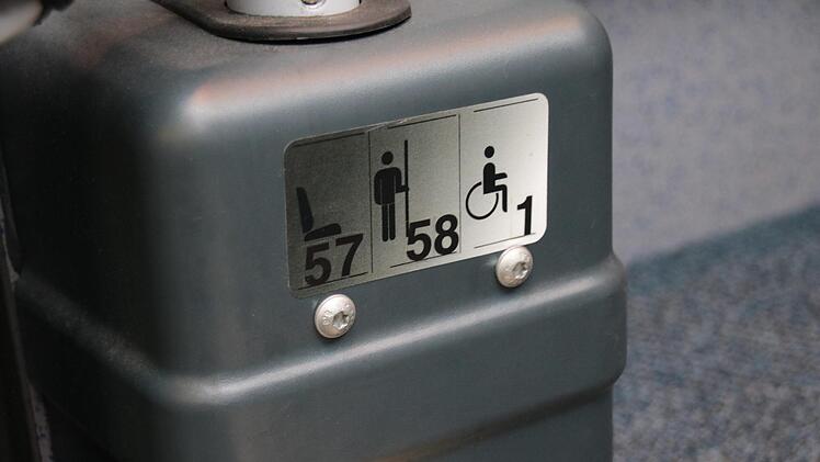 In jedem Bus sind die Sitz- und Stehplätze ausgewiesen.